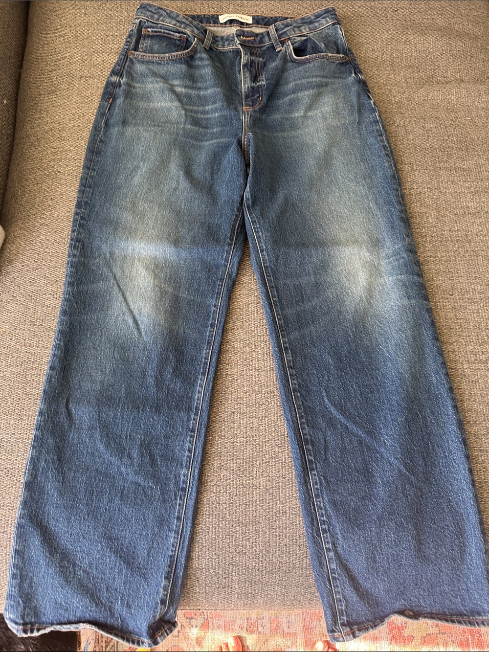 Aritzia Denim Forum Jeans Size 31, Medium Wash Relaxed Straight Leg